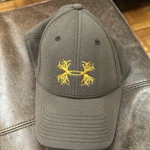 Men’s under armour adjustable hat.